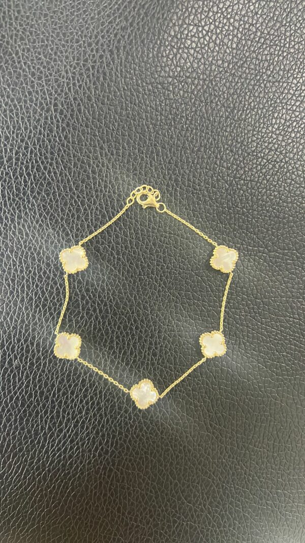 Bracelet with 5 white flowers. Size 7 and extension 8'' 14K
